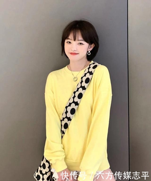 跟着|早秋就跟着博主穿卫衣，太洋气了吧！