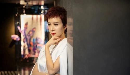  老公|45岁阔太金巧巧晒美照，3岁儿子长相似老公，一年学费14万？