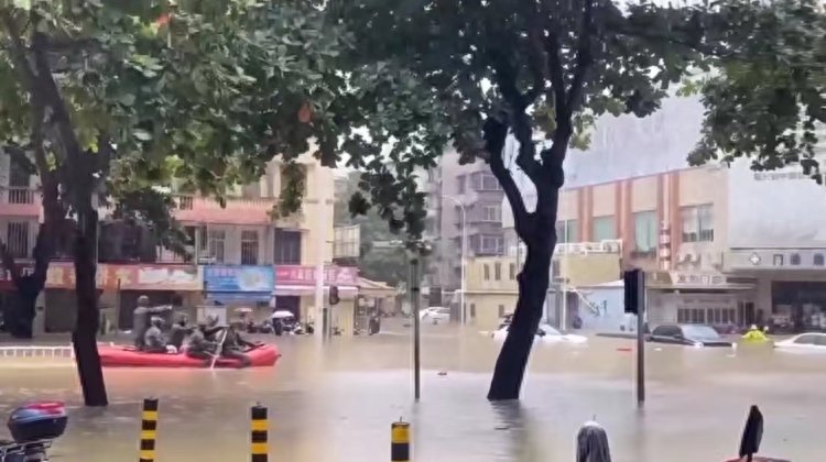 湛江暴雨致多处地面塌陷，有车辆陷入