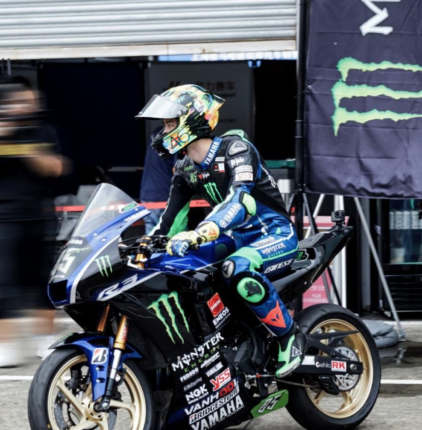  王一博|王一博摩托赛，意外飞出赛道，比赛仲裁出结果