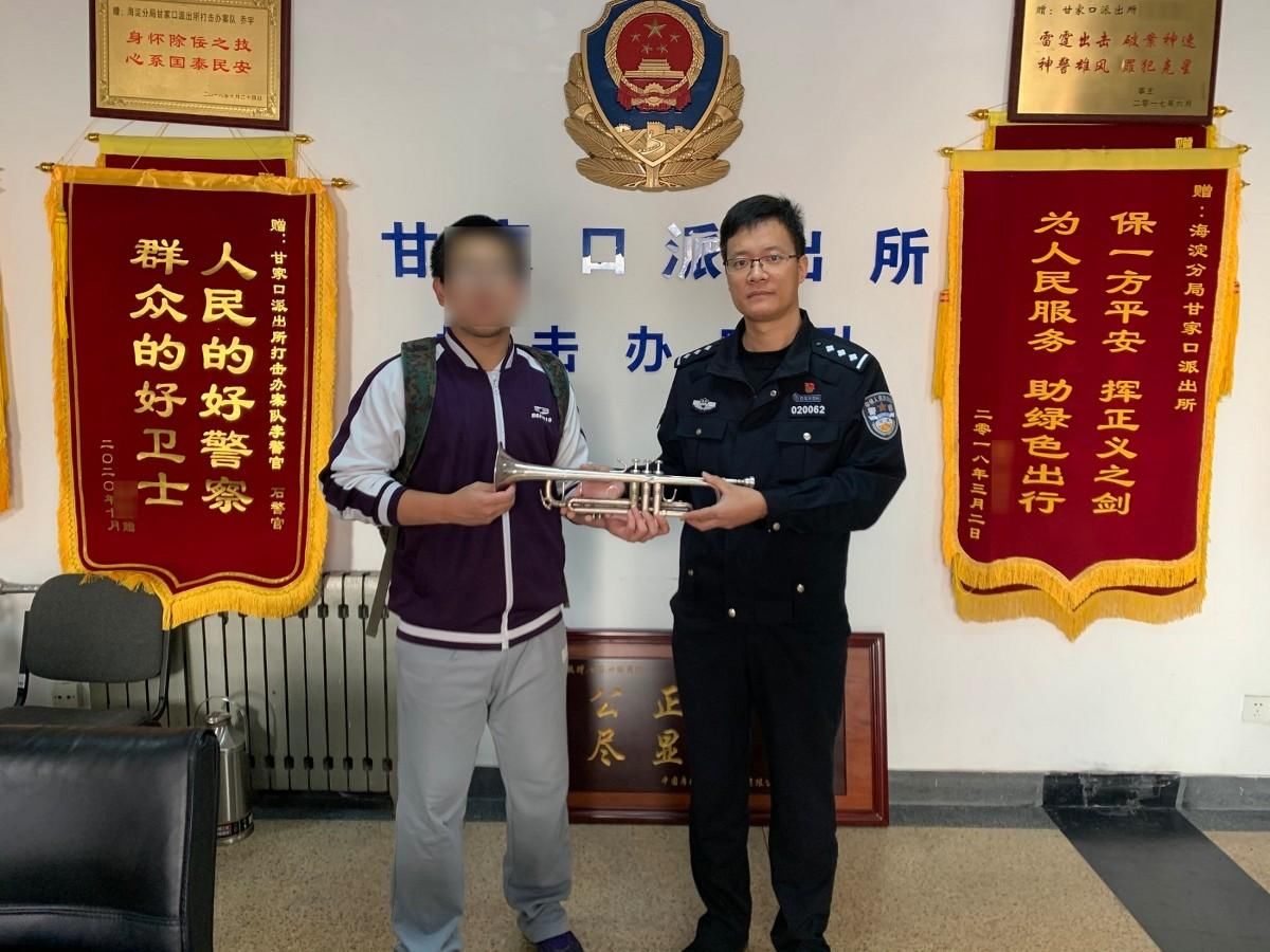 乐器|顺手牵羊无罪？保洁员天桥下“捡”走乐器包被刑拘