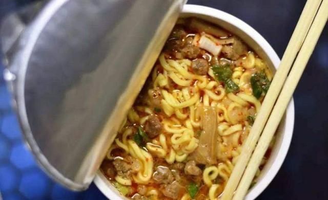 卤蛋|泡面中的“贫富大战”,海鲜PK卤蛋是基础,最后的真心吃不起!