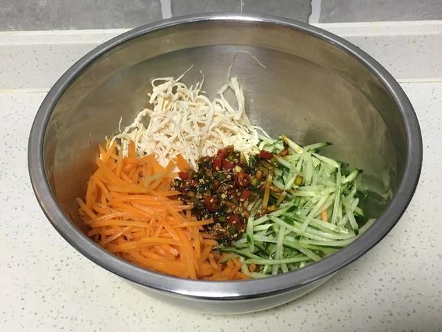 爽口|鸡胸肉这样凉拌才好吃,酸辣爽口,丝丝入味,做法还特简单