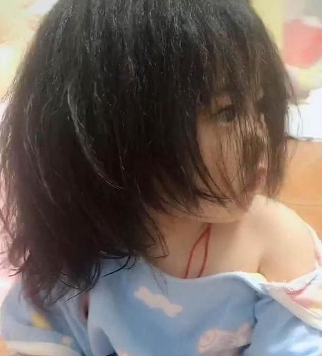  天真|3岁女娃睡醒觉后，睡衣变成“露肩装”，天真可爱的模样逗翻网友