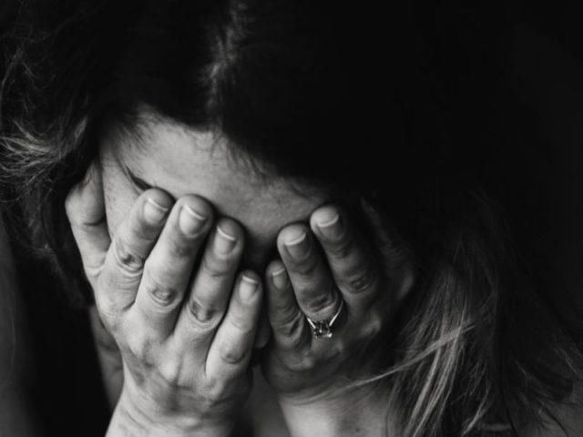 母亲萨维奇|两个月自杀10次，澳洲13岁少女微笑着冲入车流，母亲做出艰难决定