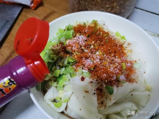  家用|美食小妙招：在家用饺子皮制作油泼面，做法简单，非常好吃