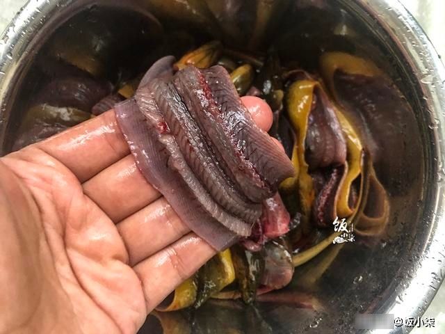  土腥味|清洗黄鳝时，不要只会用清水洗，多加这2样东西，土腥味都消失了