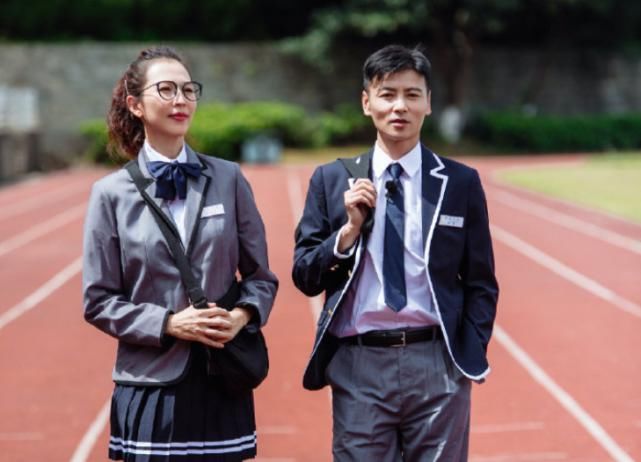  青春|《妻子3》穿学生制服，胡可青春洋溢，我却注意到蔡少芬和吉娜