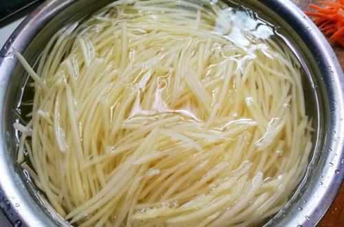  土豆丝|炒土豆丝前，别再用水冲洗了，这么做，土豆丝“响脆”还不粘锅！