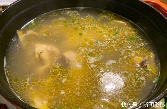 香浓|炖鸡汤前，鸡肉是先炒还是焯水？奶奶教你这样做，鸡汤香浓鲜美