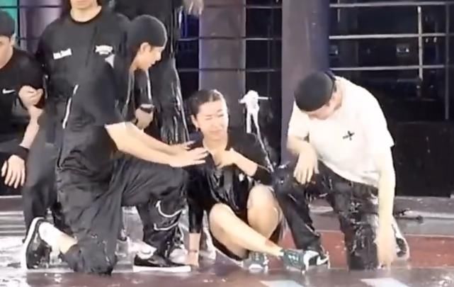  撤退|王一博发现问题照顾大婷，汤乾被冷落尴尬撤退，对陈宇入戏深，舞者大呼可爱