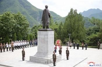 金正恩拜谒中国人民志愿军烈士陵园 向毛岸英之墓献