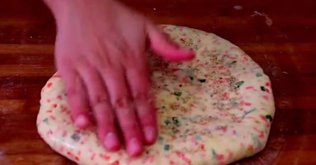 后把它|用胡萝卜做出千层饼,做出来的饼柔软多层,老人孩子都爱吃