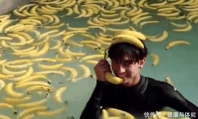 后悔不已|兄弟俩突发奇想, 把一千多根香蕉扔进泳池, 之后发生的事后悔不已
