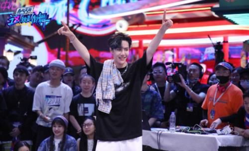  张萌|张萌不愧为业内制片人，一条微博就和王一博有了合作意向