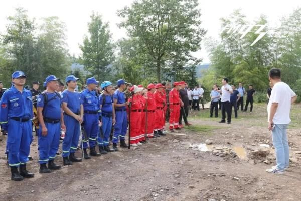  流浪汉|抢劫金店后躲进山！跳桥、跳湖、扮流浪汉…抓捕过程比大片还紧张