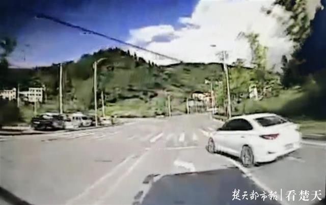  教练车|只是因为人群中“看你不顺眼”，路怒男子驾车逼停考试的教练车