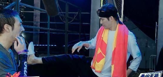  删减|王一博战队水舞台险胜，钟汉良删减技巧动作，导演忽略安全因素