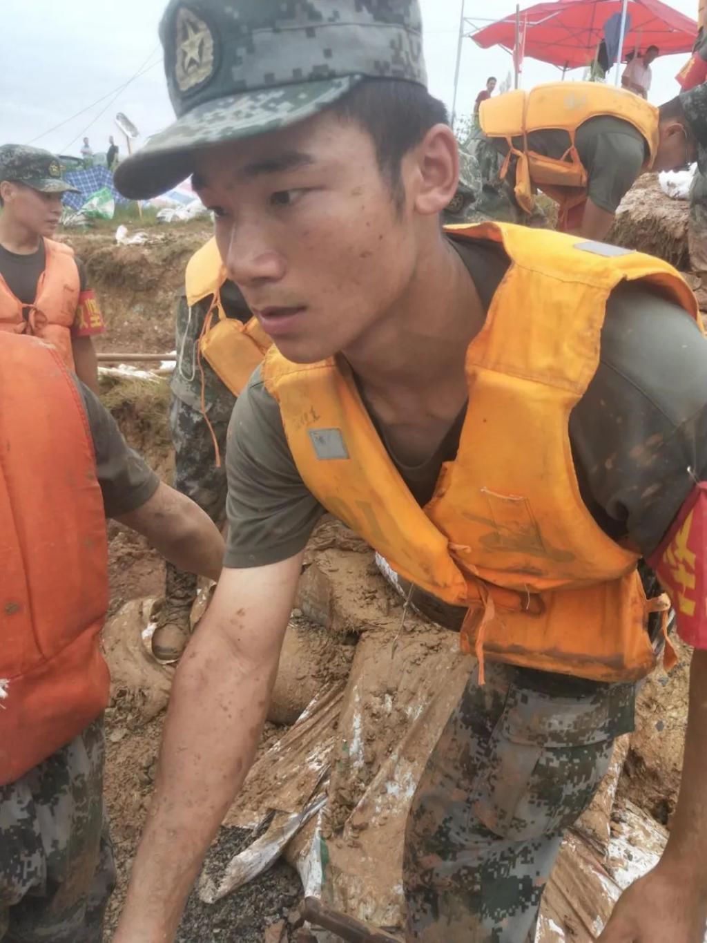  任建阳|2分钟勇救4人，95后立一等功！向军人致敬！