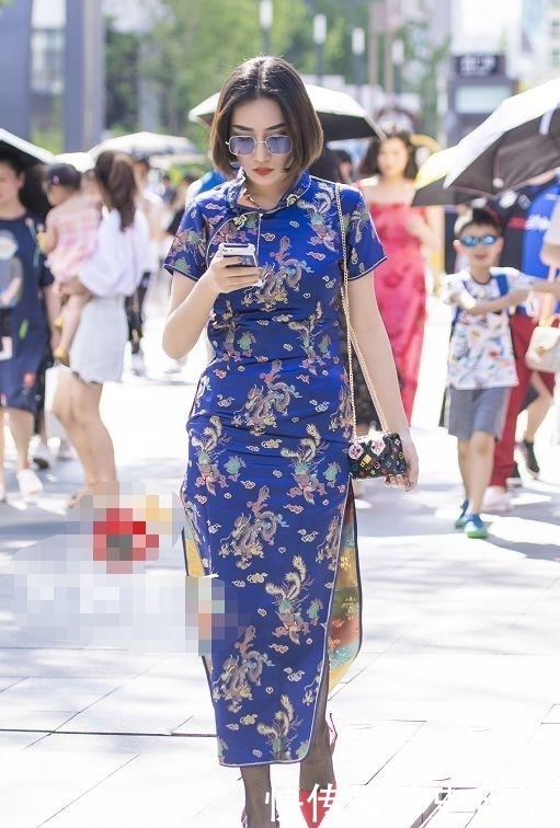 露背|路人街拍，两位小姐姐穿的都是露背的紧身连衣裙，真是性感迷人