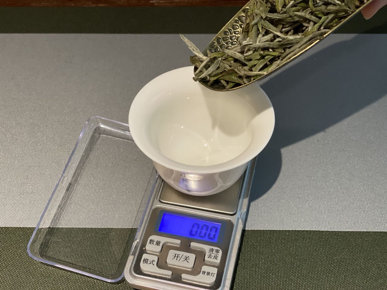 玻璃杯|新茶友冲泡白茶时，玻璃杯放5克茶，盖碗投7克茶，最后他哭了