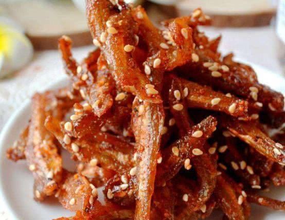 香辣|精选美食:黄芽菜肉丝春卷、金沙鸡翅、干锅海鲜、香辣银鱼干做法