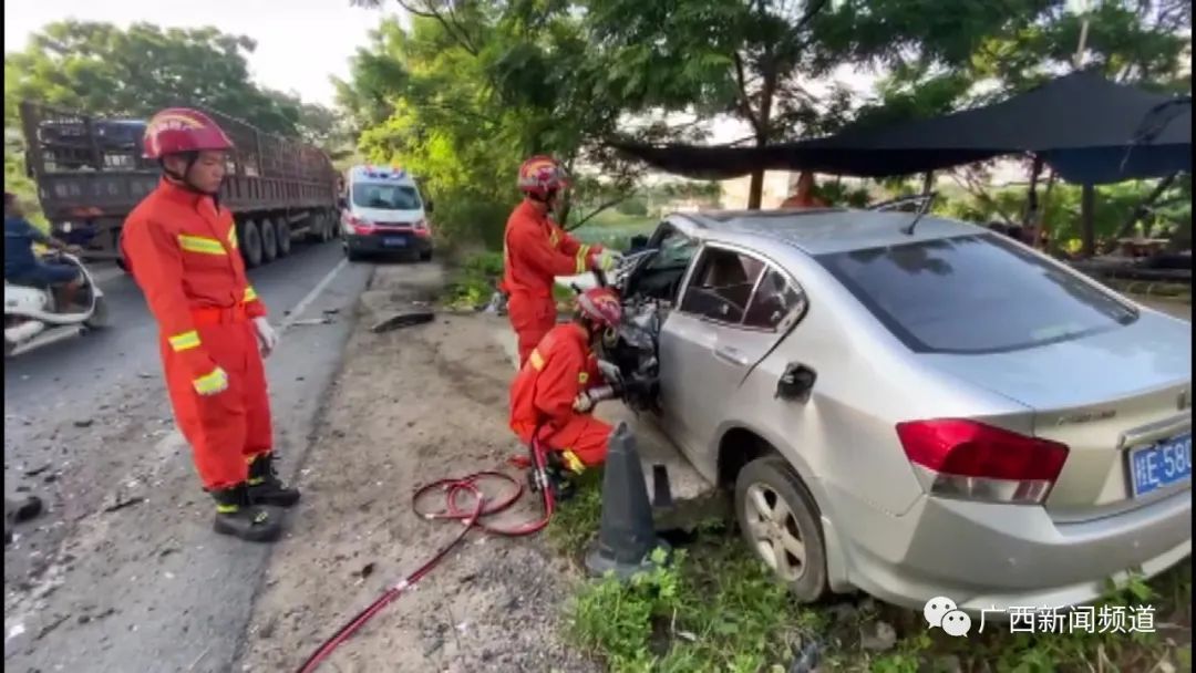  记录仪|广西合浦双江桥附近路段两轿车正面剧烈相撞，2人当场遇难2人受伤，记录仪拍下撞击瞬间