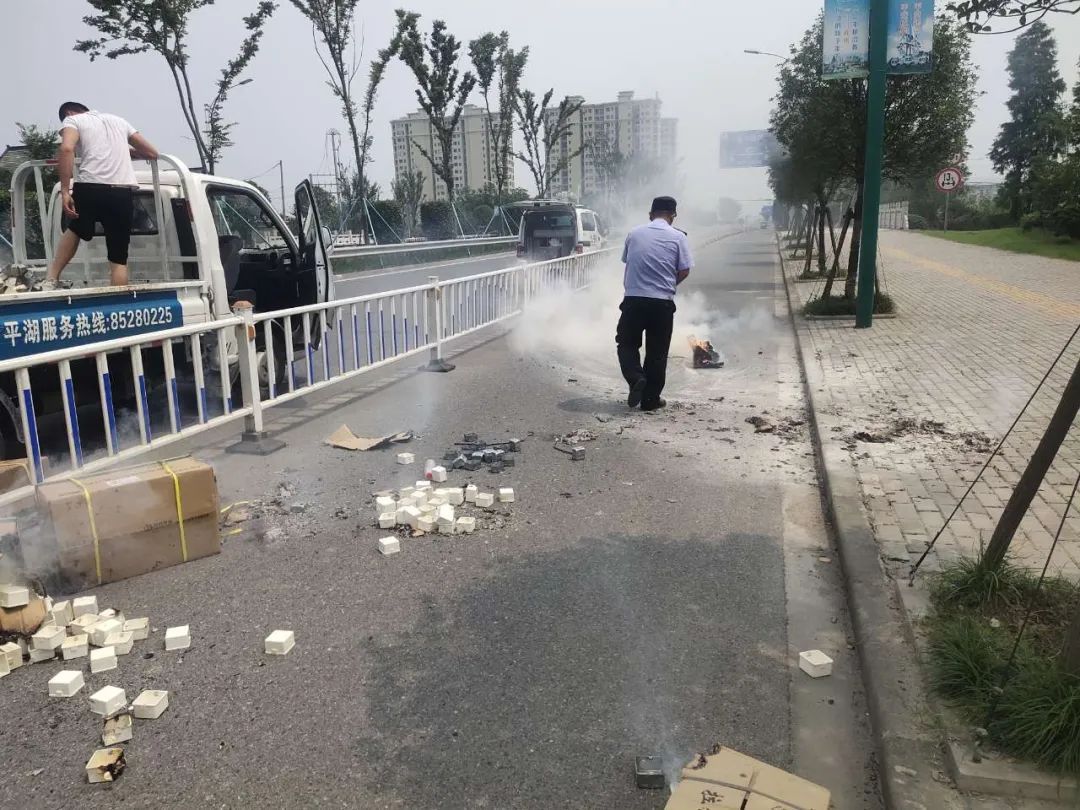 冒烟|行驶途中,车子冒烟,下一幕很暖心!