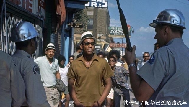 黑人|1967年底特律暴乱：美国总统派军队镇压，43人死亡，7200人被捕