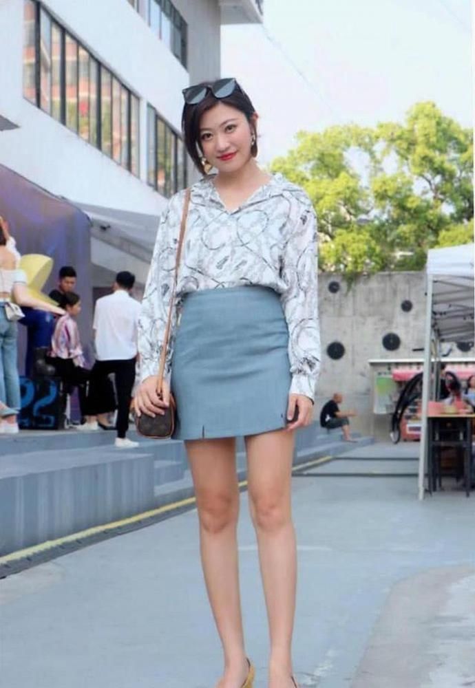 美女|路人街拍,美女搭配银亮色的裙子,宛如大家闺秀