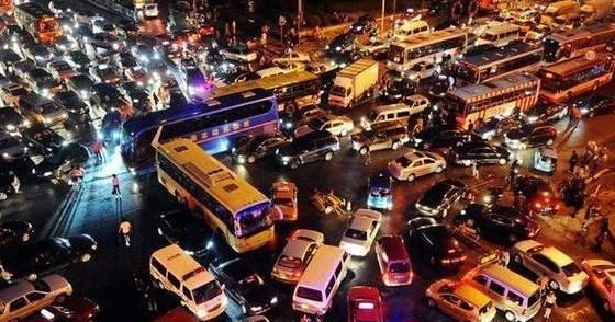  女车主|乱停车影响交通，面对指责，女司机当场严厉地说：等我