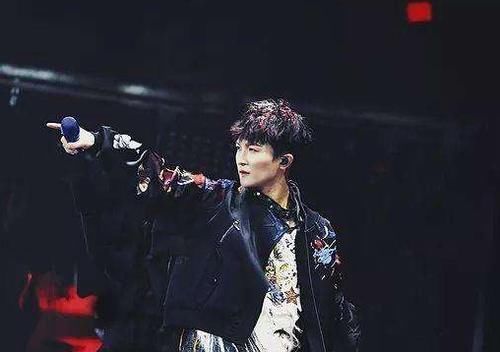  到底|周深到底有多高？和毛不易站一起后，他被“出卖”了！