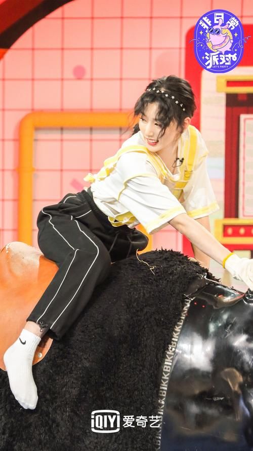  谢可寅|THE9迷惑行为大赏 刘雨昕尝试网兜套头谢可寅解锁倒骑牛