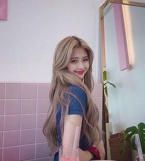 公司|公司跑路，忙内作妖，这个女团出道不到1年，刚有点水花却被迫解散！