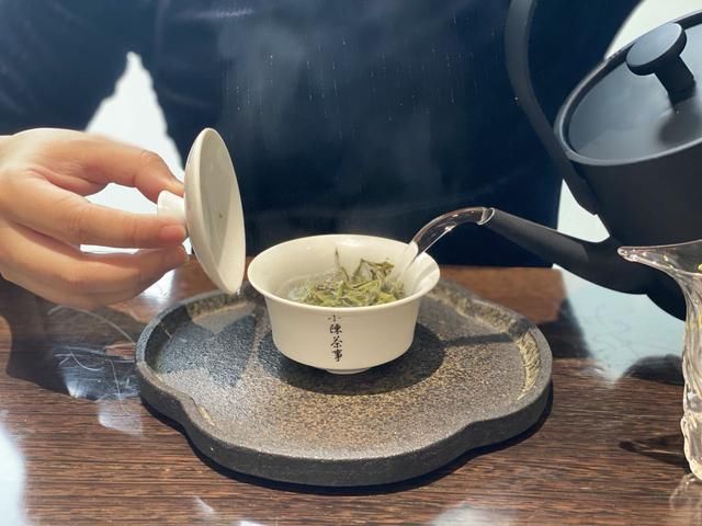 老白茶|秋季喝茶怎么选，春茶？秋茶？或是老白茶？别纠结，老茶农告诉你