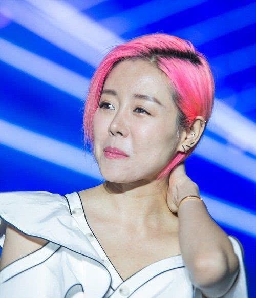  安又琪|这两个超女冠军都变脸了，一个上相亲节目，一个沦落做微商开出租