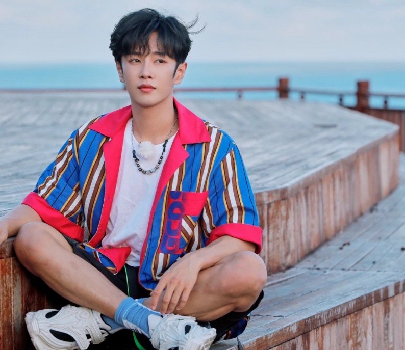 如今|杜华曾赌上一亿为UNIQ造势,如今正好六周年,就赌赢了王一博