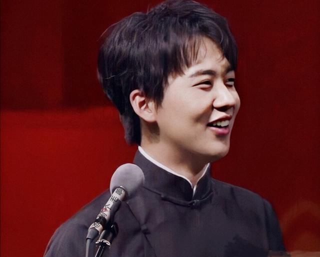  奔跑|郭麒麟主动握手黑衣人，引发全场爆笑，《奔跑吧》节目综艺感满分