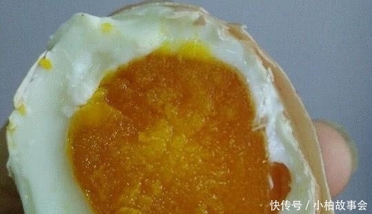 白酒|70岁老奶奶教大家腌鸡蛋, 鸡蛋个个流油又起沙, 原来就差这一步