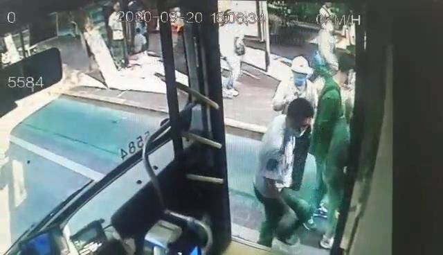 公交|老两口带轮椅乘车不便,公交司机与乘客联合帮扶上下车