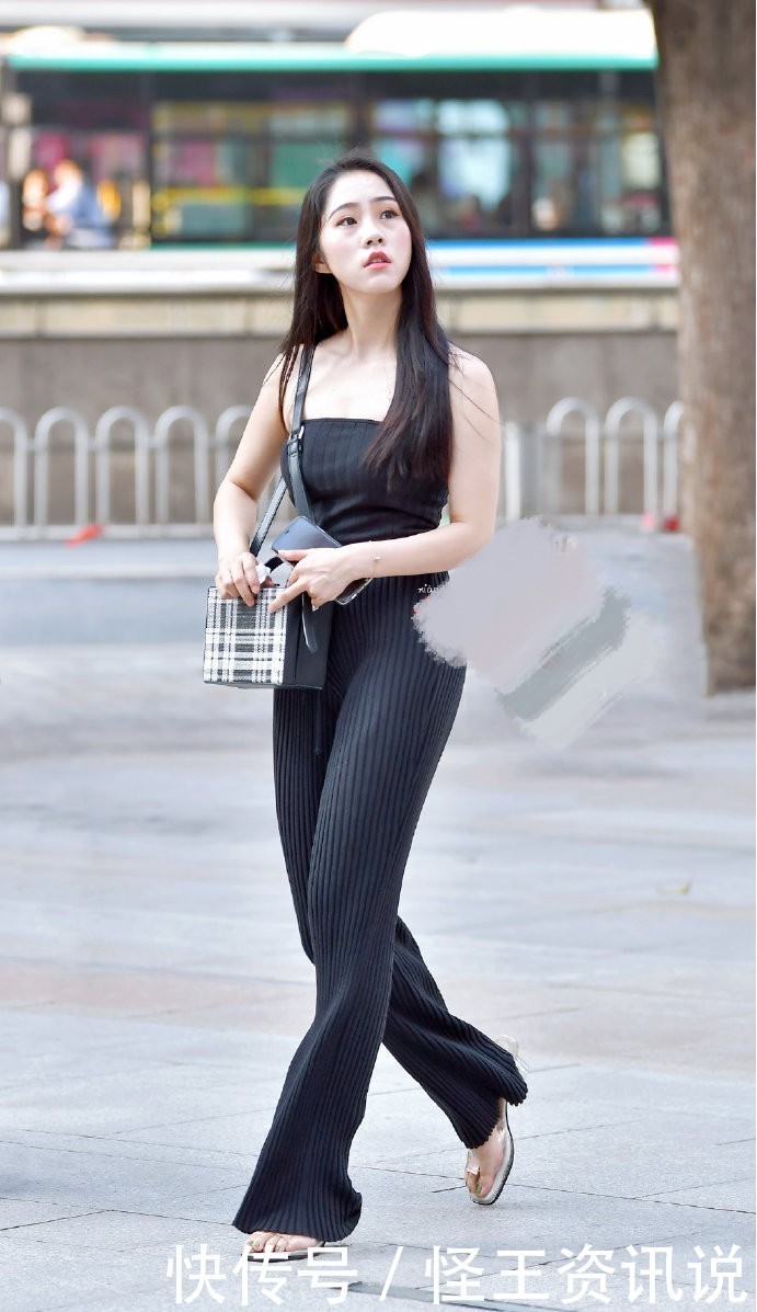 姑娘|姑娘,皮肤这么白,就不要穿黑色了,何况还是条个性十足的连体裤