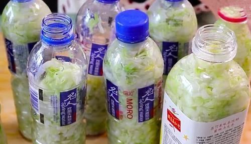 腌制|奶奶用40多年的土方法腌酸菜,又酸又脆,不烂不坏,做法超简单