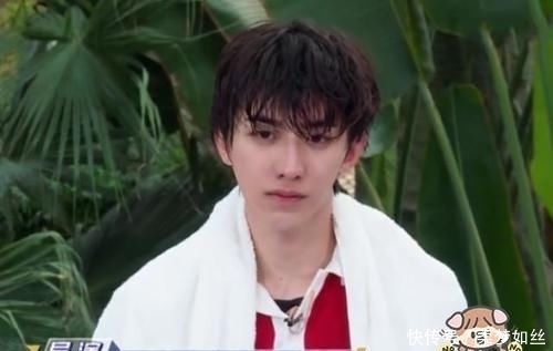 奔跑吧|蔡徐坤遇水就“脱妆”,画面放大十倍看清他的素颜:21岁的脸?