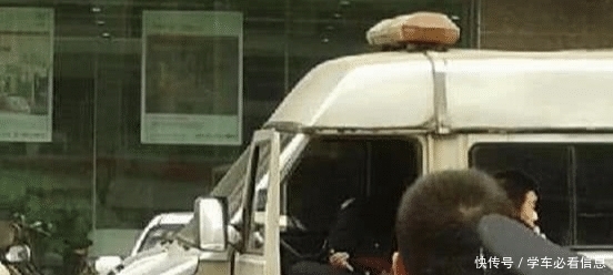 至今|一名男子冒充警察，强行开走运钞车，抢走3亿现金，至今未被抓获