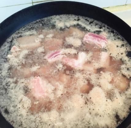  排骨|排骨焯水后，为什么又柴又腥？大厨：别用错水，不然难吃