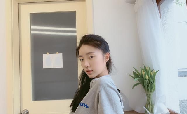  休闲|林有有扮演者被骂惨！生活中的她开朗爱笑，私服休闲简约接地气