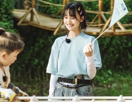  今夏|郑爽森系造型像少女，杨洋背带裤重返18岁！今夏是年少的甜汽水味