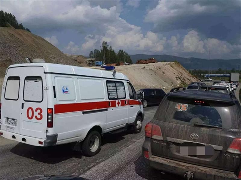 交警|路虎挡住救护车被罚200扣3分,车主一脸委屈:不闯红灯也有错?