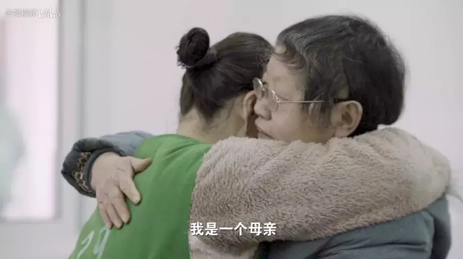 接到|儿子卧轨自杀后，她接到了13多万通电话