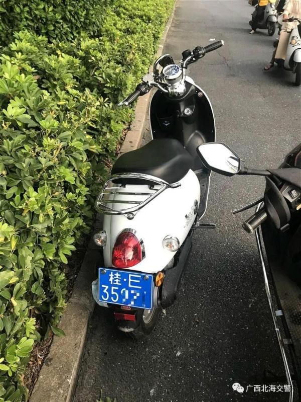  摩托车|摩托车“戴口罩”上路，交警制止违法被拖伤，疯狂少年被刑拘！